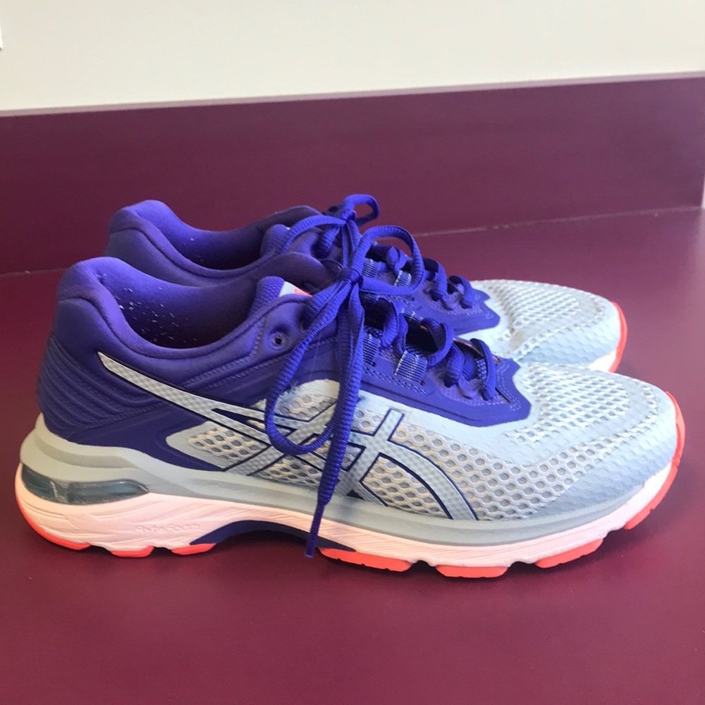 ASICS GT-2000 women’s shoes size 7.5 wide.
